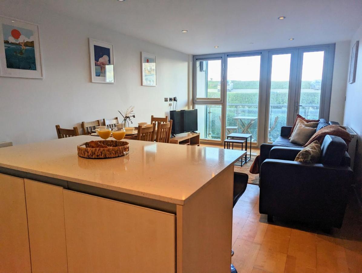 Apartment 100M From Fistral Beach- Underground Parking-Surf Shower & Locker- Sleeps 6 New Quay Zewnętrze zdjęcie