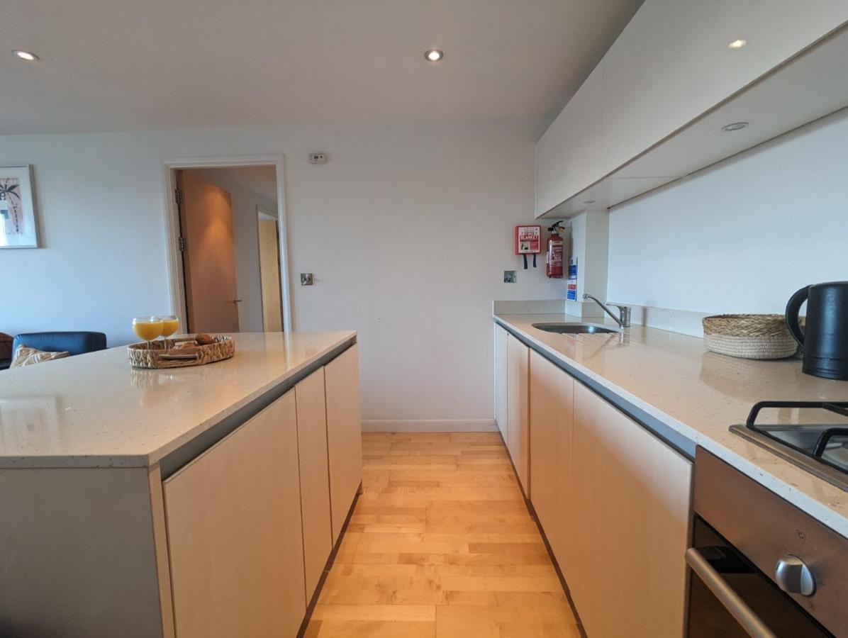 Apartment 100M From Fistral Beach- Underground Parking-Surf Shower & Locker- Sleeps 6 New Quay Zewnętrze zdjęcie