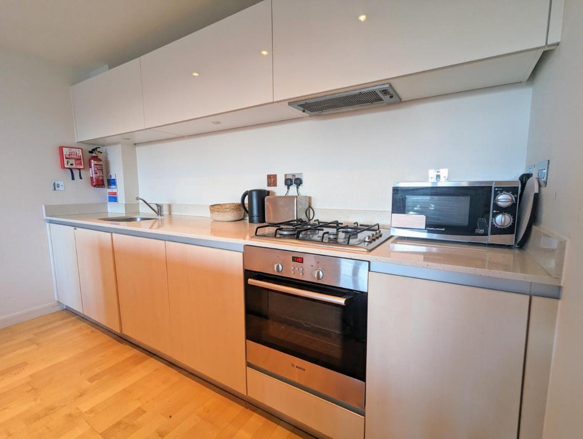 Apartment 100M From Fistral Beach- Underground Parking-Surf Shower & Locker- Sleeps 6 New Quay Zewnętrze zdjęcie