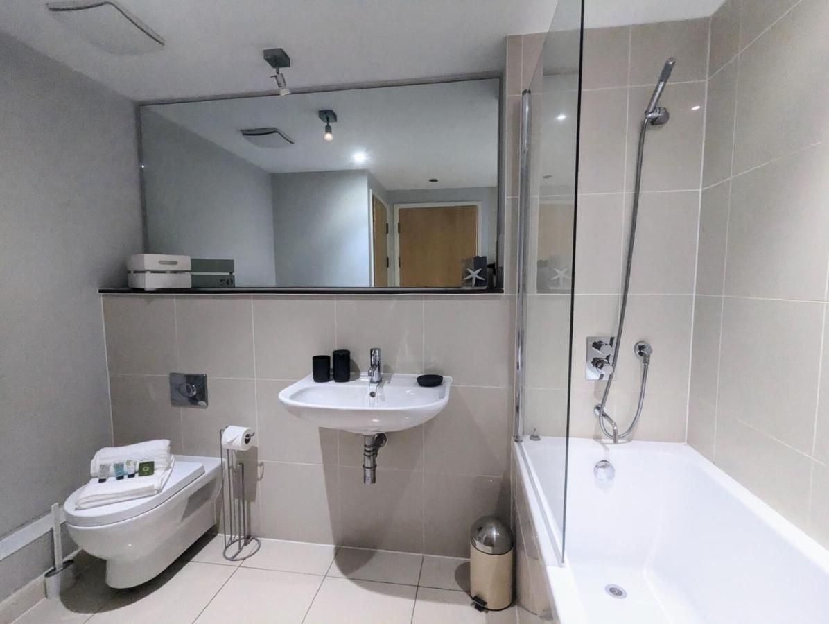 Apartment 100M From Fistral Beach- Underground Parking-Surf Shower & Locker- Sleeps 6 New Quay Zewnętrze zdjęcie