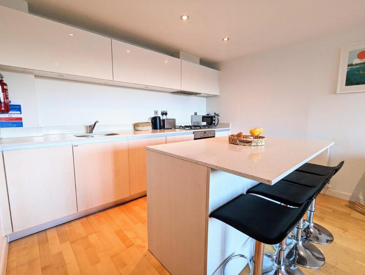 Apartment 100M From Fistral Beach- Underground Parking-Surf Shower & Locker- Sleeps 6 New Quay Zewnętrze zdjęcie